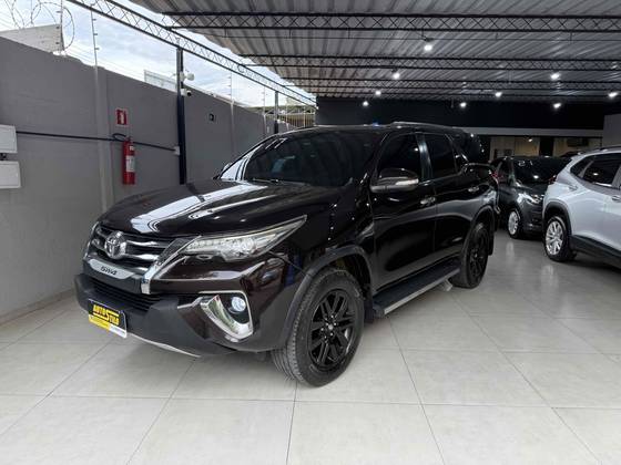 TOYOTA HILUX SW4 2.8 SRX 4X4 7 LUGARES 16V TURBO INTERCOOLER DIESEL 4P AUTOMÁTICO